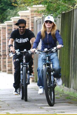 Click to view full size image
==============
SGFB_Geri_Halliwell_biking_in_London00001.jpg SGFB_Geri_Halliwell_biking_in_London00001.jpg