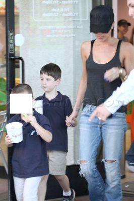 Click to view full size image
==============
VBeckhamConnor_011110_07_.jpg VBeckhamConnor_011110_07_.jpg