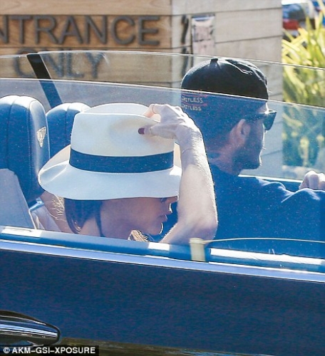 Click to view full size image
==============
32DCC5E300000578-3524595-image-m-203_1459867395122.jpg 32DCC5E300000578-3524595-image-m-203_1459867395122.jpg