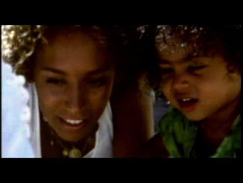 lullaby_clipe_(101).jpg lullaby_clipe_(101).jpg