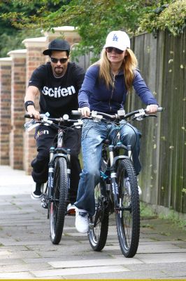 SGFB_Geri_Halliwell_biking_in_London00002.jpg
