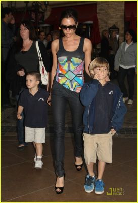 victoria-beckham-family-feature-09.jpg