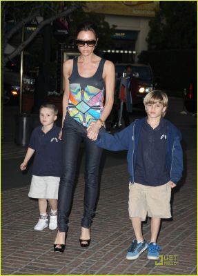 Click to view full size image
==============
victoria-beckham-family-feature-23.jpg victoria-beckham-family-feature-23.jpg