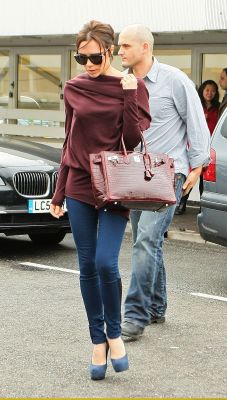 Victoria_Beckham_heathrow_airport_045_122_671lo_(16).jpg