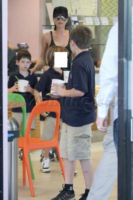 Click to view full size image
==============
VBeckhamConnor_011110_12_.jpg VBeckhamConnor_011110_12_.jpg