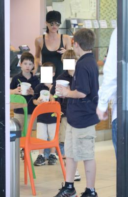 Click to view full size image
==============
VBeckhamConnor_011110_14_.jpg VBeckhamConnor_011110_14_.jpg