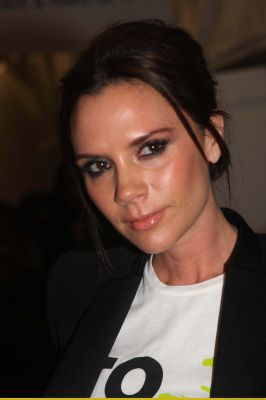 40696_Victoria_Beckham_Mercedes_020_122_49lo_(29).jpg