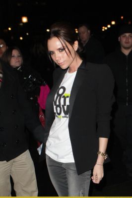 40696_Victoria_Beckham_Mercedes_020_122_49lo_(4).jpg