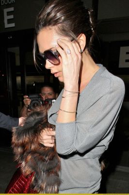 Victoria_Beckham_JFK_LAX_airport645.jpg