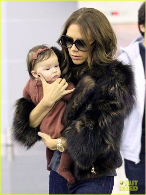 victoria-beckham-harper-jfk-04.jpg