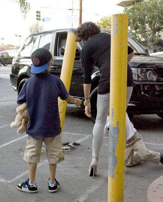 Click to view full size image
==============
92712_vb_CELEBUTOPIA_ISA_07_122_246lo.jpg 92712_vb_CELEBUTOPIA_ISA_07_122_246lo.jpg